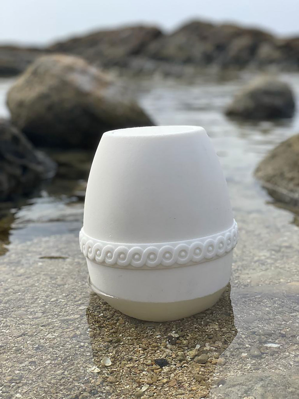 urne-salt-hoy-i-vannet-paa-stranden