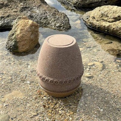 Sandurne som står i vannet på en strand.